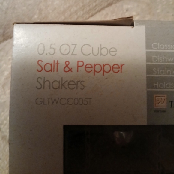0.5oz salt and pepper shakers a box of 12. - Picture 2 of 5